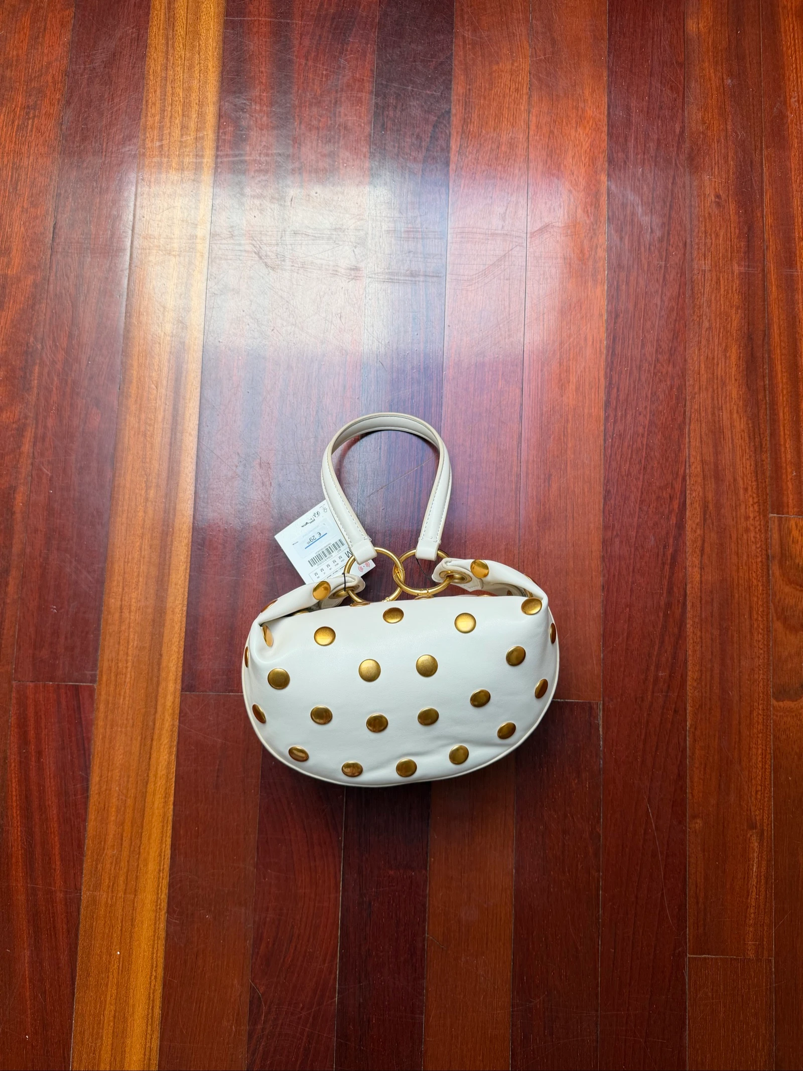 Bolso blanco con tachuelas doradas zara